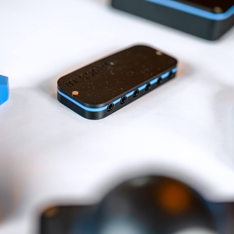 hub_and_more In der Mitte ist das Gerät Hub zu sehen. Drum herum sind alle weiteren Geräte verteilt, wie der Joystick und Trackball, sowie die Maus.